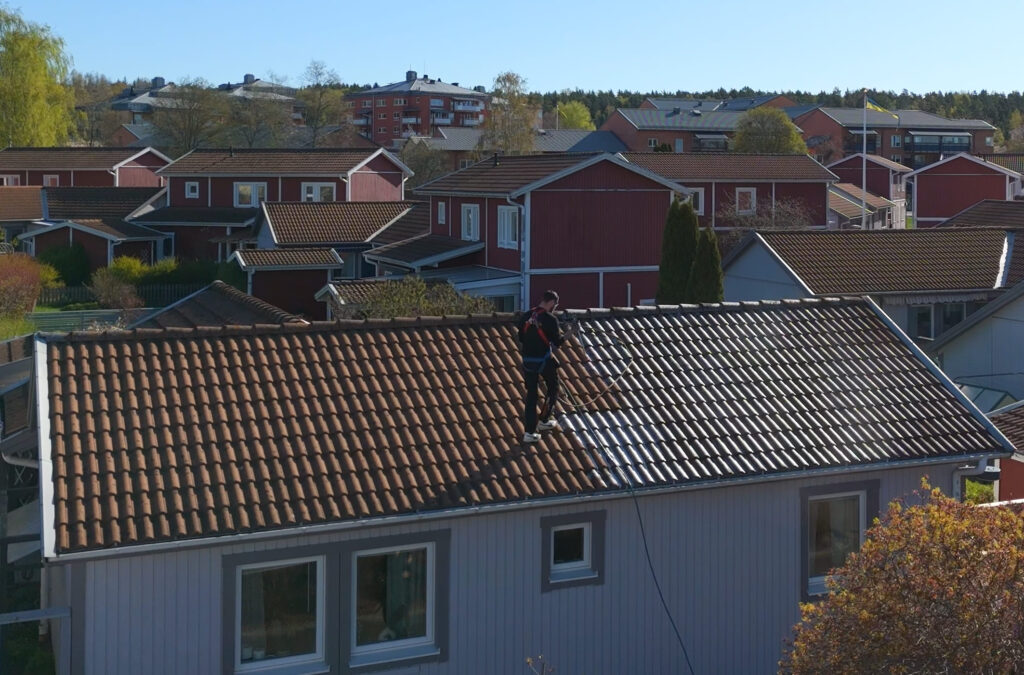 Tvätt av tegeltak, tar bort mossa alger och lav